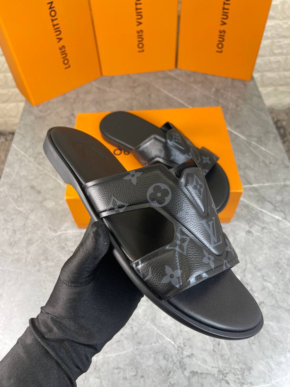 Louis Vuitton Leather Mens Sliders Logo Printed in Black For Mens UK Reps AAA Quality