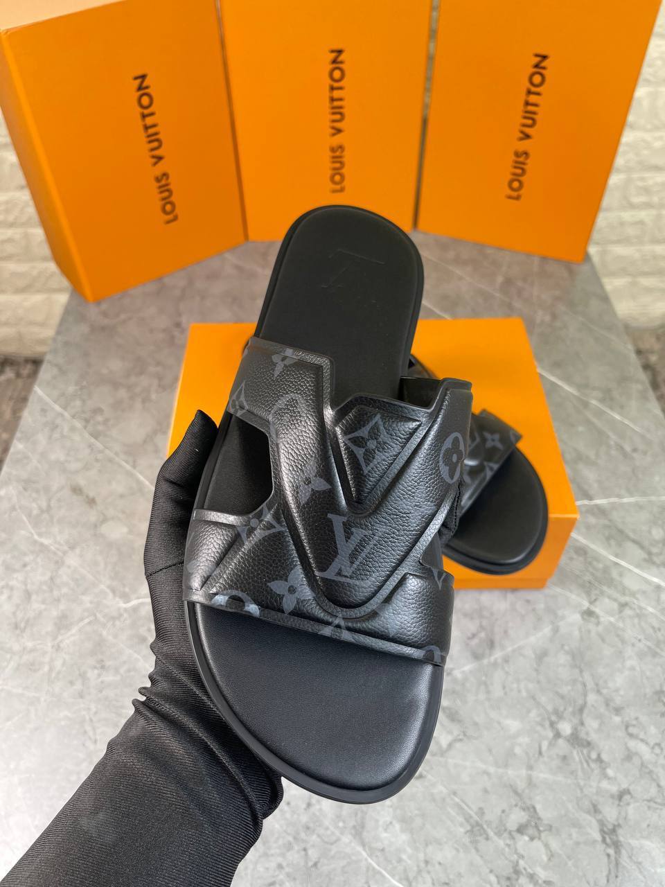 Louis Vuitton Leather Mens Sliders Logo Printed in Black For Mens UK Reps AAA Quality