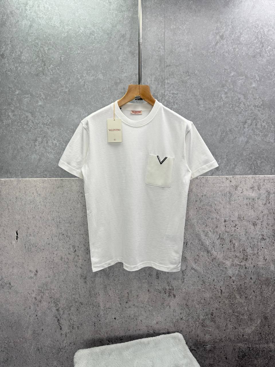 Valentino Garavani Metallic V Detail T-Shirt UK Reps AAA Quality