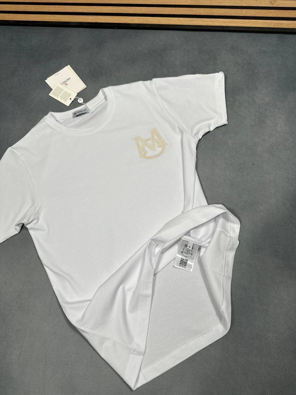 Moncler Logo-Patch T-Shirts Mens Short Sleeves Round Neck Best Sale UK Reps AAA Quality