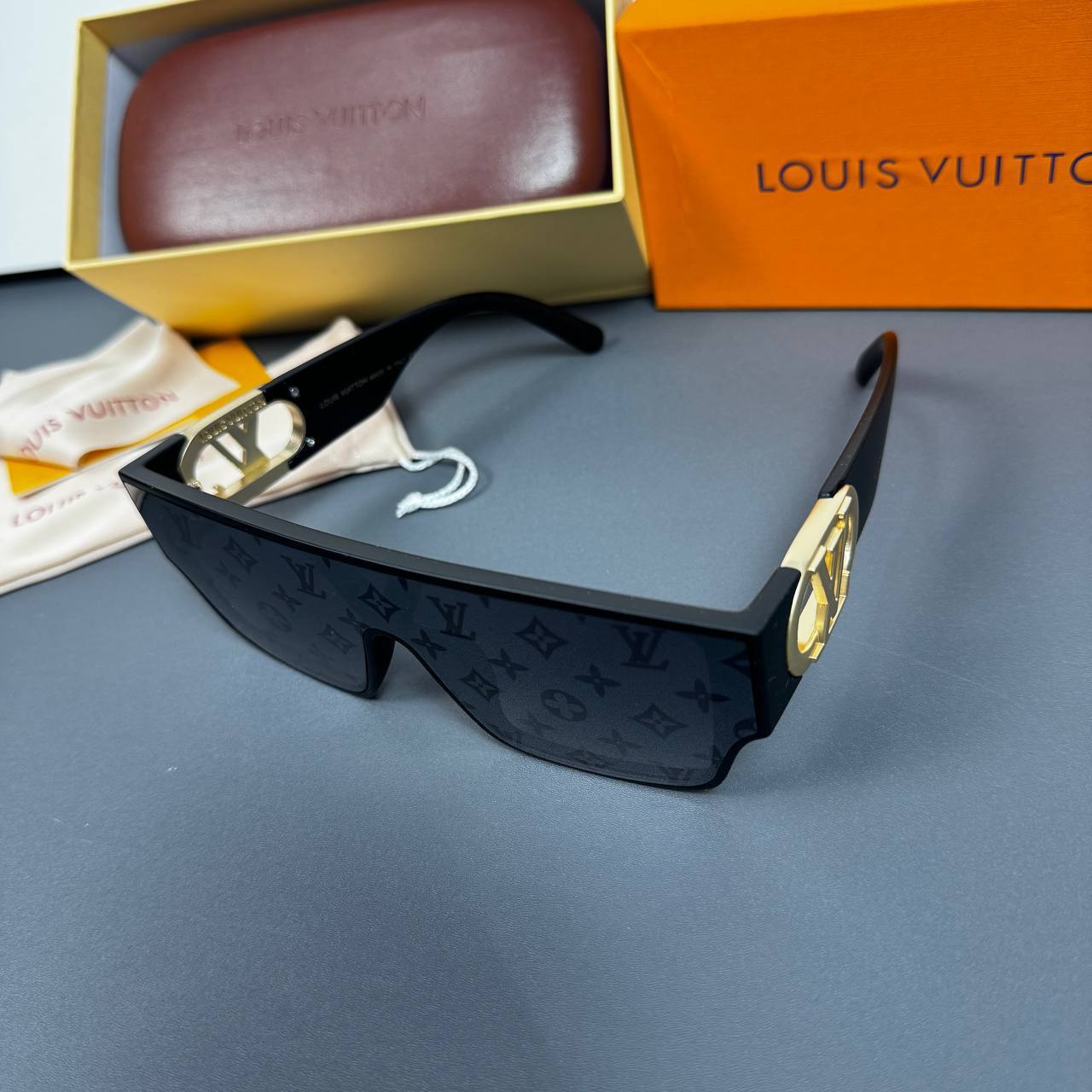 Louis Vuitton Square LV Link Cat Eye Sunglasses in Black UK Reps AAA Quality