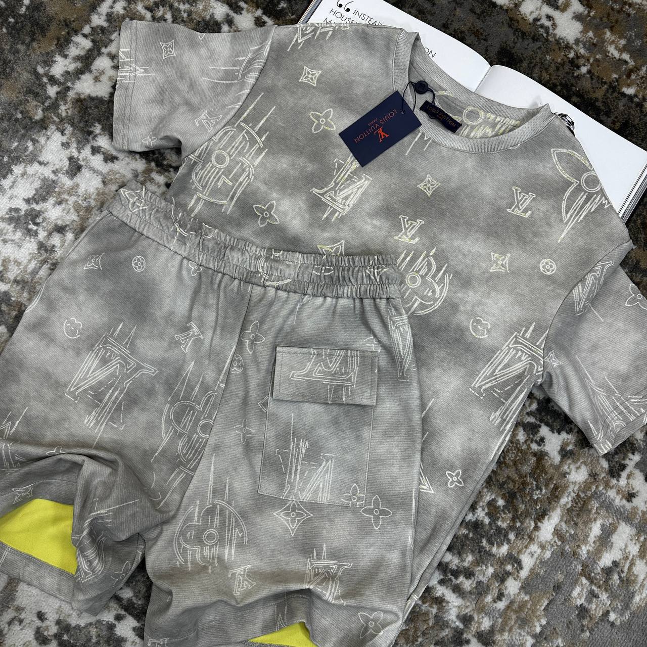 Louis Vuitton Summer New Men's Outdoor Leisure 3D Printed Round Neck T-Shirts & Shorts Set Mens UK Reps AAA Quality