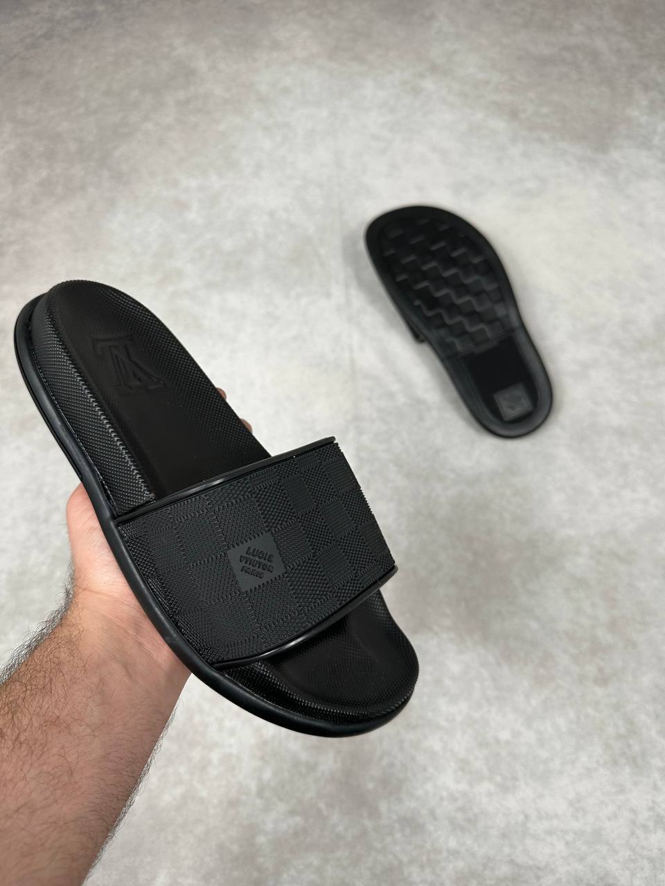 Louis Vuitton Rubber Sliders Mens in Black Color Best Sale UK Reps AAA Quality