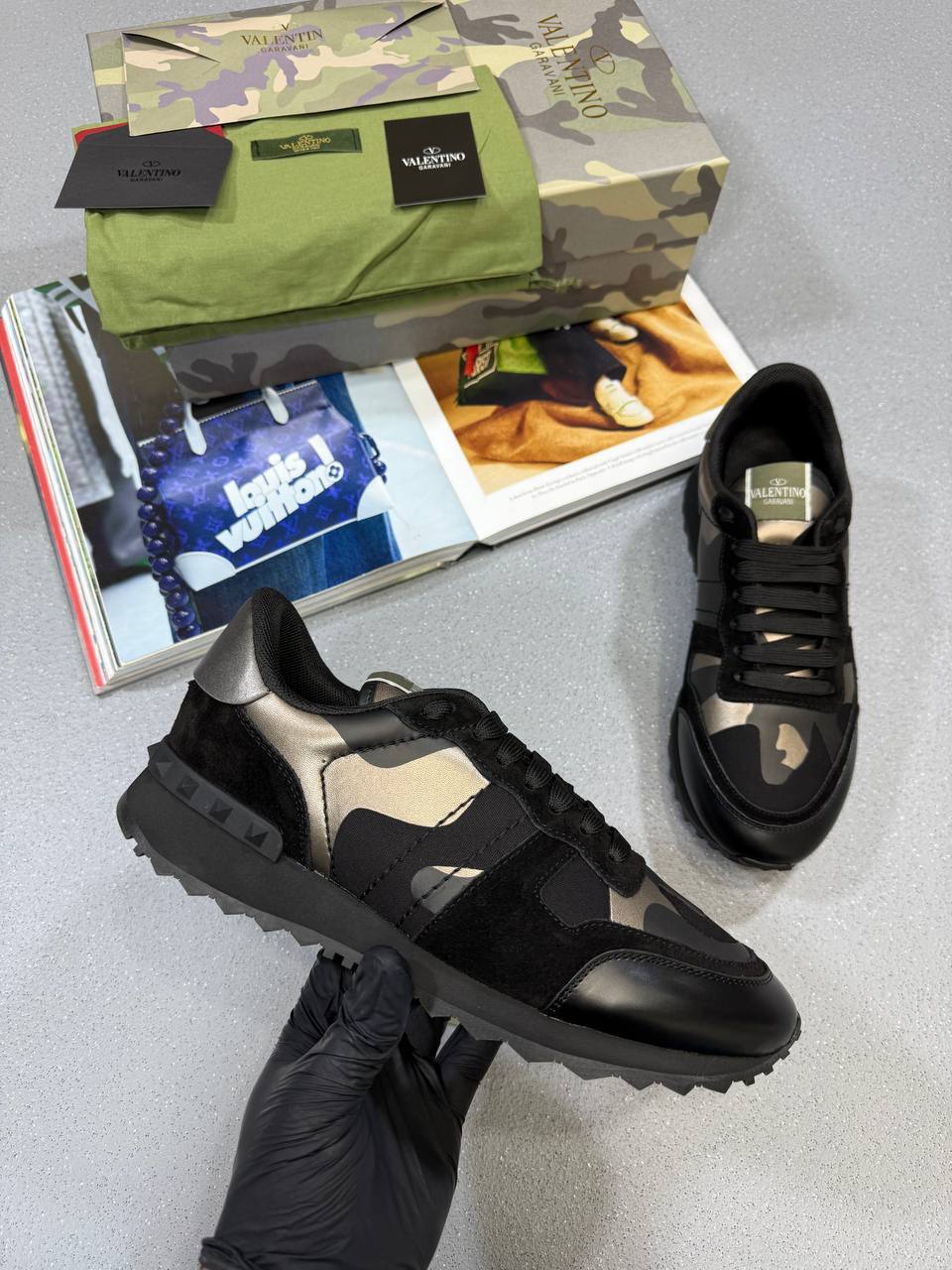 Valentino Rockrunner Black Garavani Mens Trainers UK Reps AAA Quality