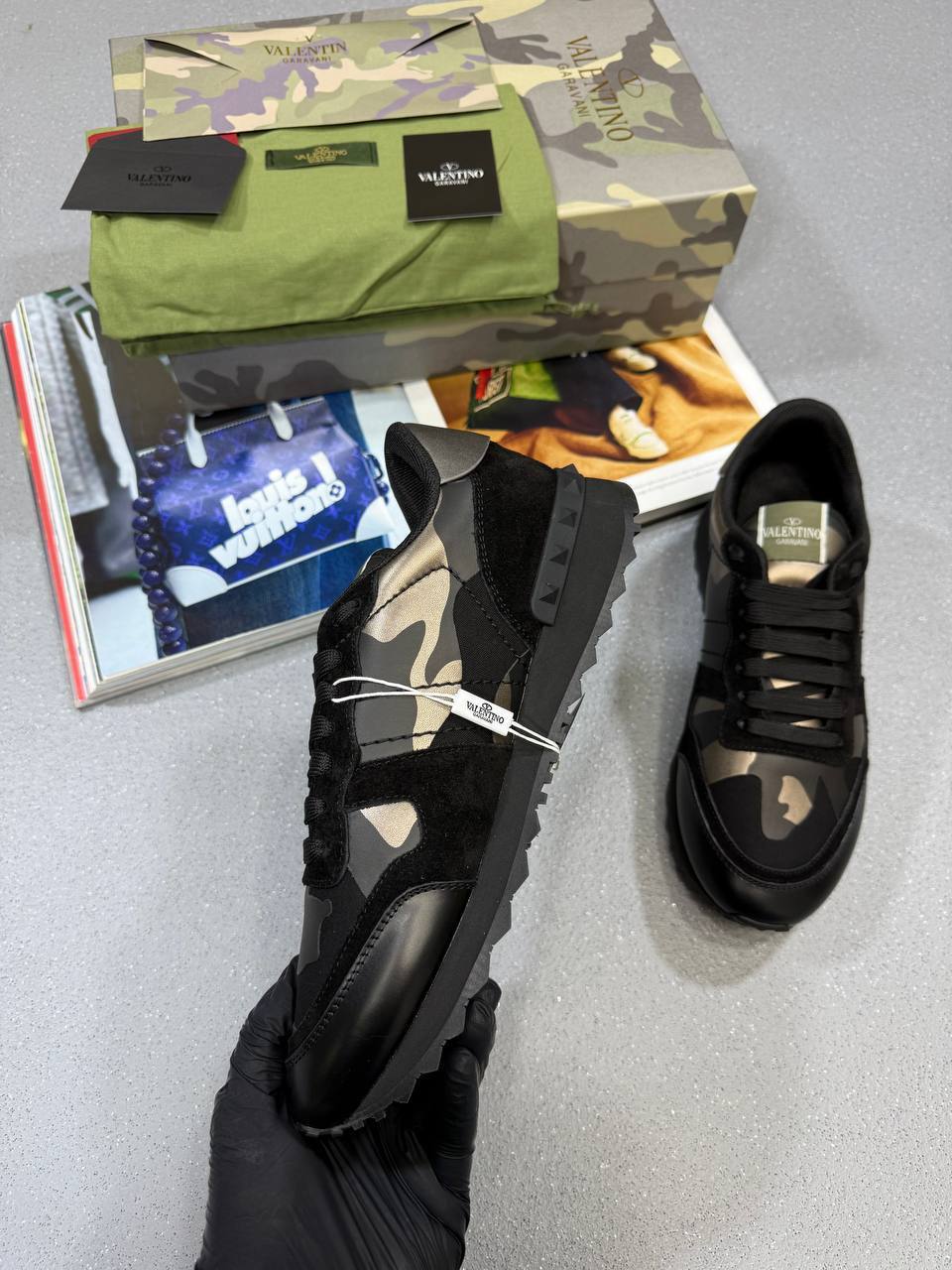 Valentino Rockrunner Black Garavani Mens Trainers UK Reps AAA Quality