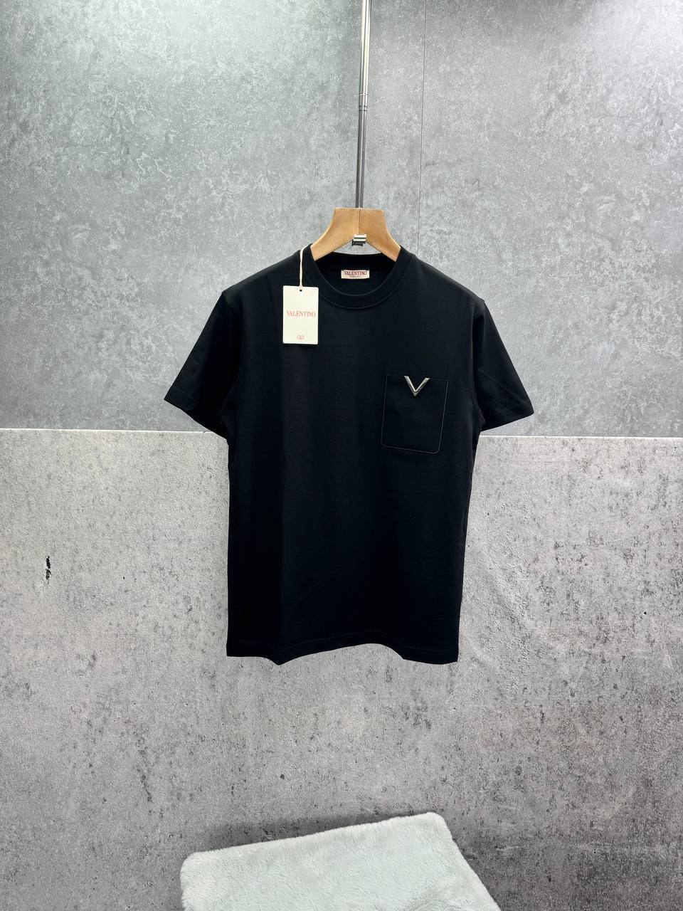 Valentino Garavani V-detail T-shirt in Multiple Colors Mens UK Reps AAA Quality