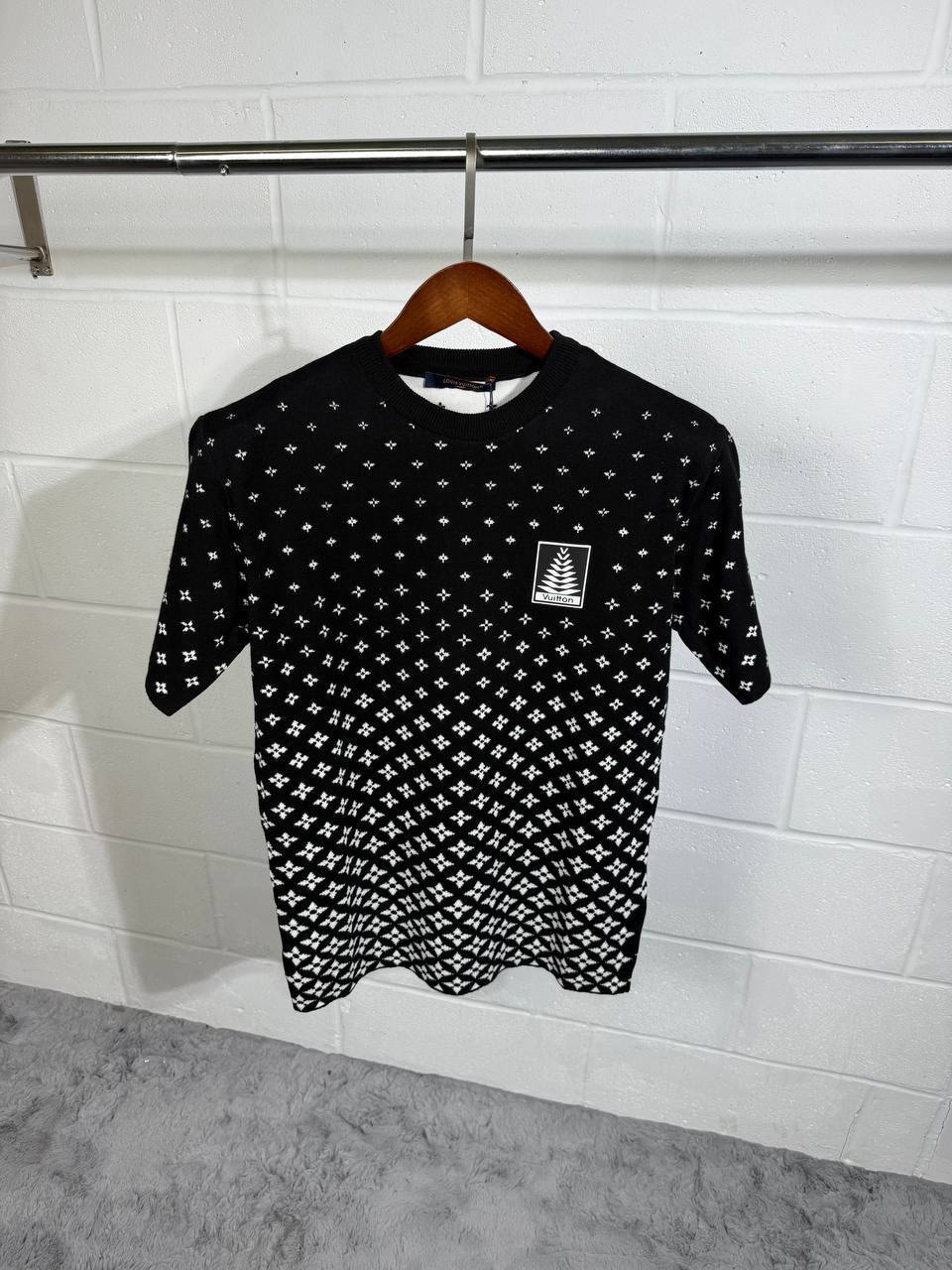 Louis Vuitton Men's Logo T-Shirts in 2 Colors Short Sleeve Stylish Reps UK AAA Quality