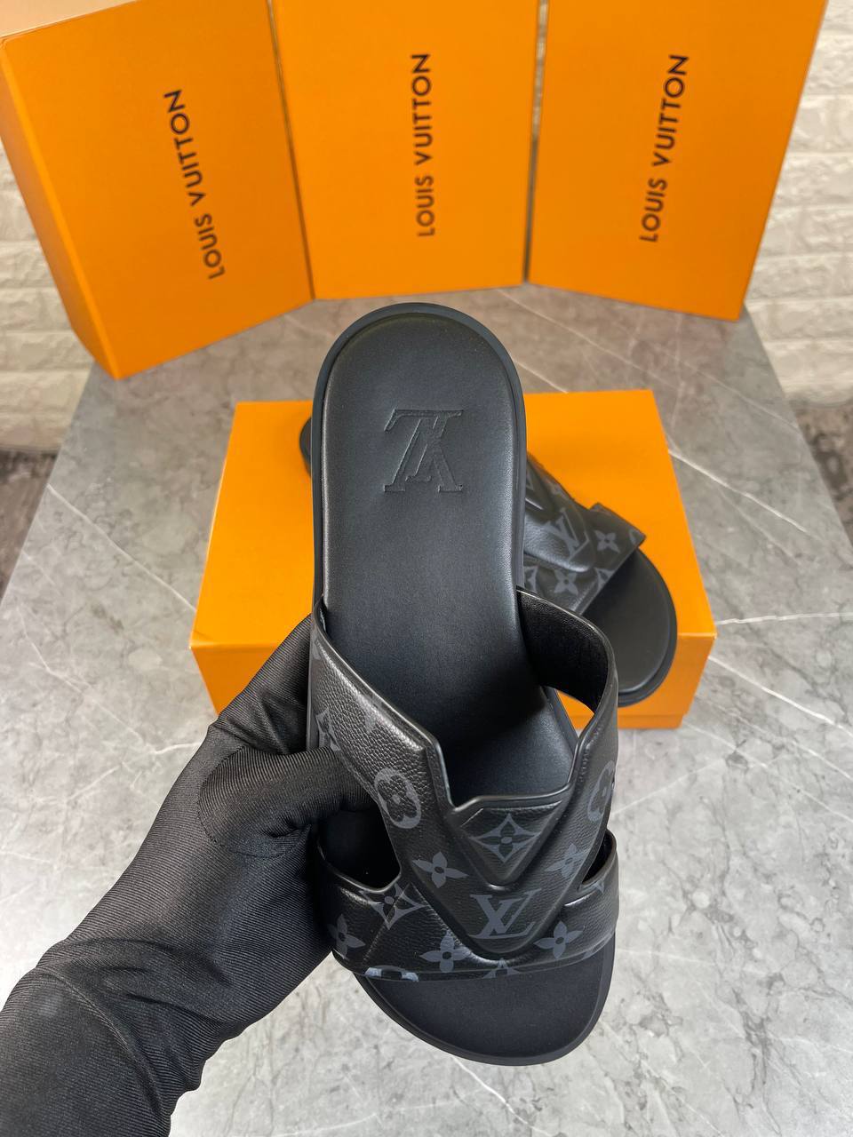 Louis Vuitton Leather Mens Sliders Logo Printed in Black For Mens UK Reps AAA Quality