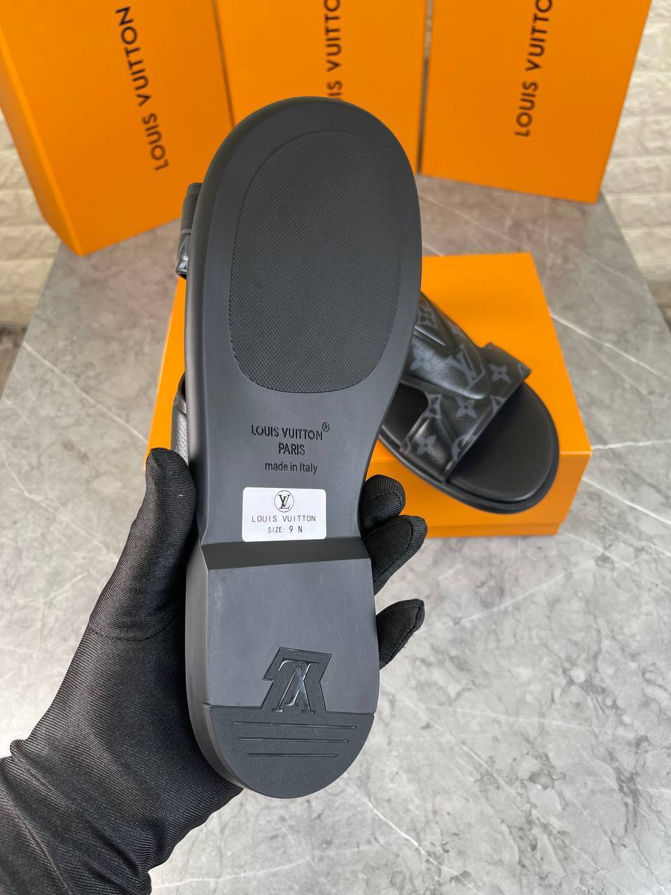 Louis Vuitton Leather Mens Sliders Logo Printed in Black For Mens UK Reps AAA Quality